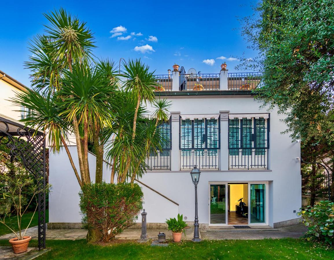 Villa Cecilia, Facing Lucca'S City Walls Exterior photo